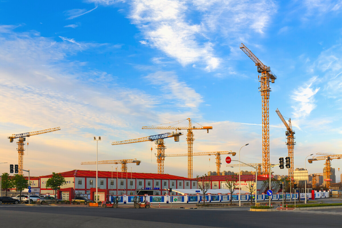 塔吊林立 現(xiàn)代都市建設(shè)的交響曲